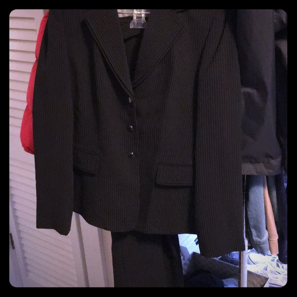 Like new size 6 Tahari suit jacket and pants.